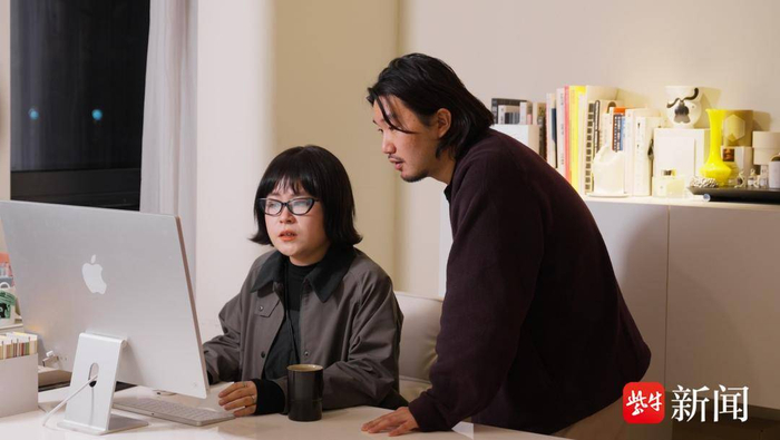 杜晓凤与爱人沈超在工作室讨论设计稿