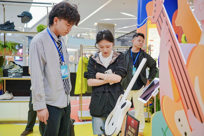 游客在三亚国际免税城选购商品（央广网记者  付美斌  摄）