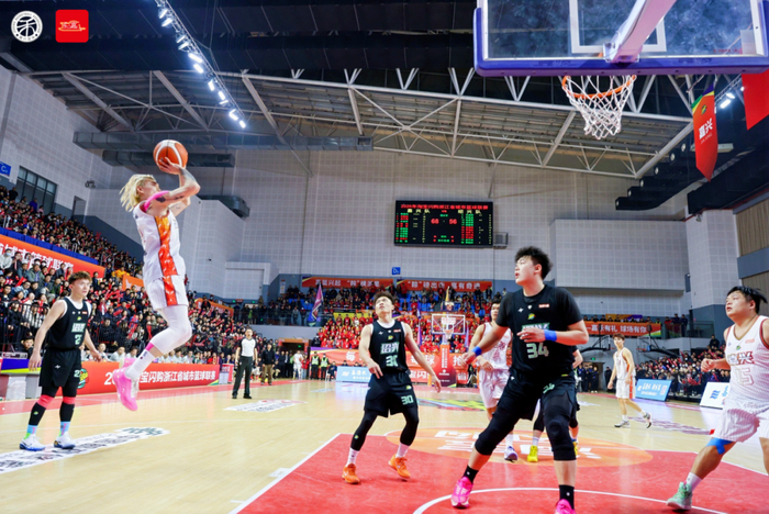 12月11日，嘉兴队主场对阵绍兴队。图源：读嘉