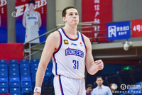 黑白双塔！半场大卫·詹姆斯7中5砍13分7板3助 雷诺兹5中4拿11分