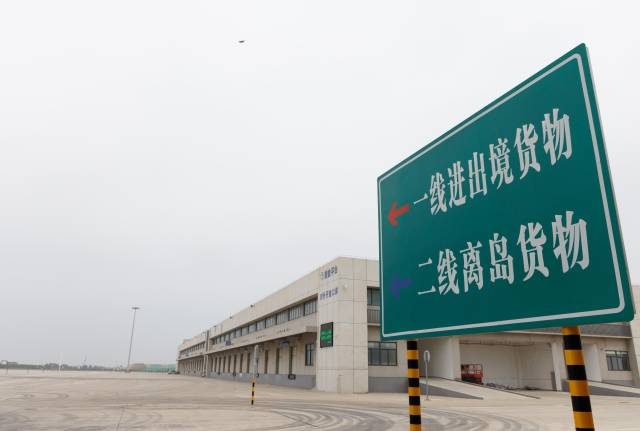 洋浦国际集装箱码头新建集装箱集中查验场拍摄的新竖立的指示图标。图源新华社