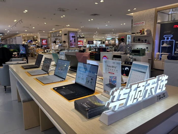 王府井百货的笔记本电脑销售区本报记者郑萃颖/摄