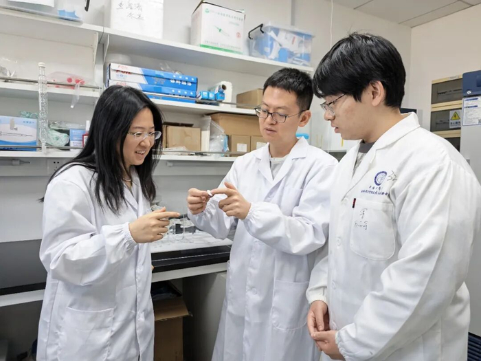 科研团队成员李雪（左）、赵郑拓（中）、马天宇（右）在讨论试验进展