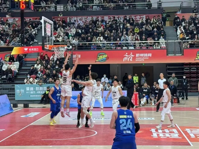 12月14日，舟山队客场对阵杭州队。图源：杭州发布