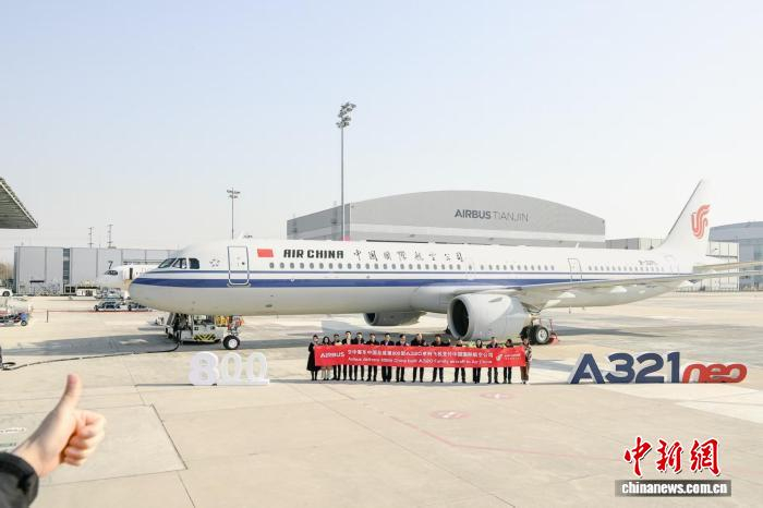 空中客车近日交付了由空客天津A320系列飞机总装线完成总装的第800架飞机。　中新社记者 佟郁 摄
