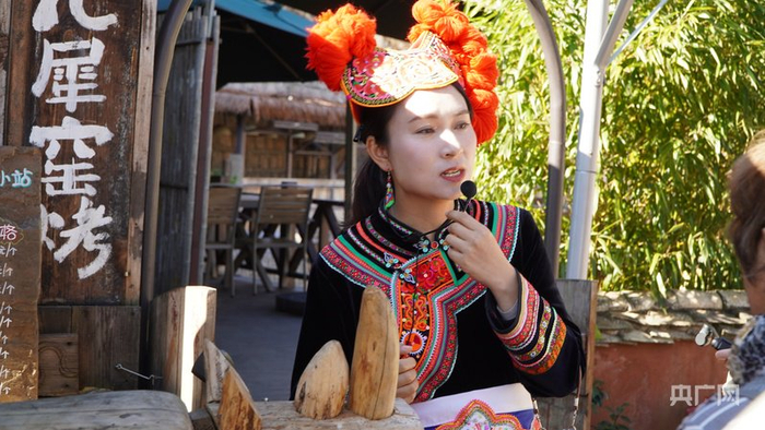 返乡青年期丽正在给来宾介绍村内的“网红面包店”（央广网记者  魏文青  摄）