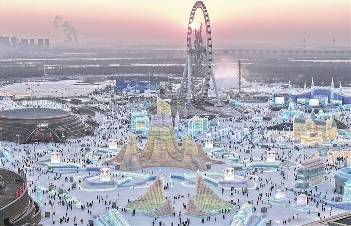 12月17日，第二十七届哈尔滨冰雪大世界正式开园迎客，图为当日拍摄的园区内冰建景观。新华社记者 王松 摄