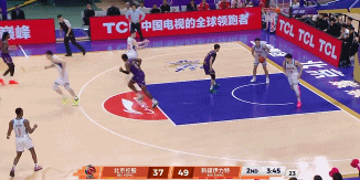 箭如雨下！齐麟追身三分再中 新疆三分已10投8中