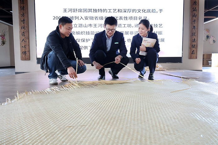 天柱山研学旅游营地内，邮储银行工作人员正在走访。邮储银行安徽省分行供图