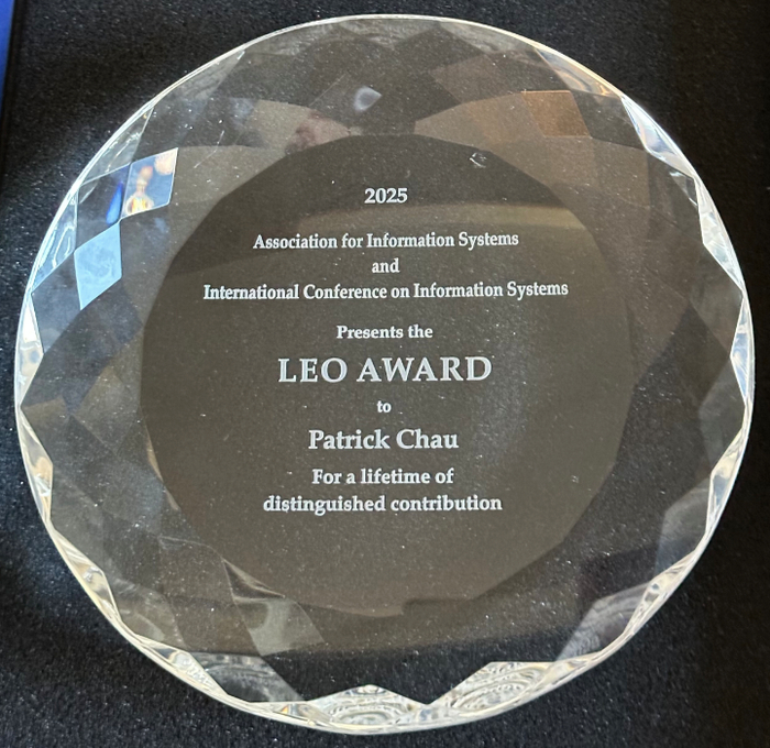 周荫强获得的国际信息系统协会颁发的LEO奖。北师香港浸会大学 供图
