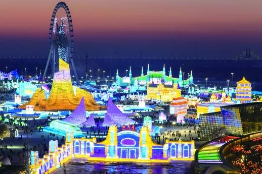 12月17日，游客在哈尔滨冰雪大世界园区游玩（无人机照片）。新华社 图