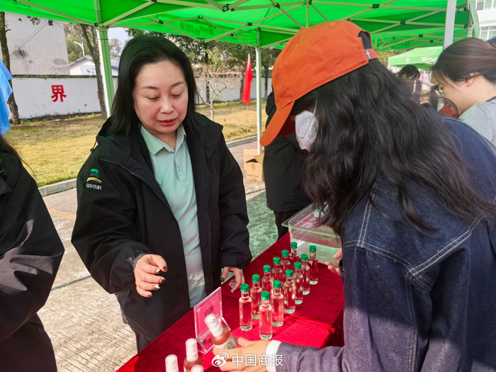 消费者正在试用作为护肤品原料的茶油。