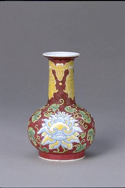 图6 清康熙 胭脂紫地珐琅彩折枝莲纹瓶