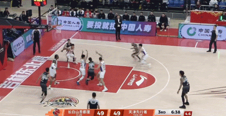 反超比分！摩尔切入得球拉杆上篮打进 吉林9-0攻势完成反超