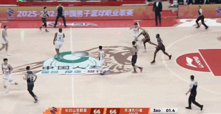 精准打击！摩尔中圈超远压哨三分打板命中 三节过后吉林反超3分