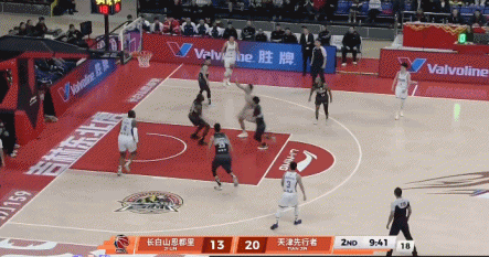 双塔连线！大卫·詹姆斯中路突破送抛传 雷诺兹空接完成双手暴扣