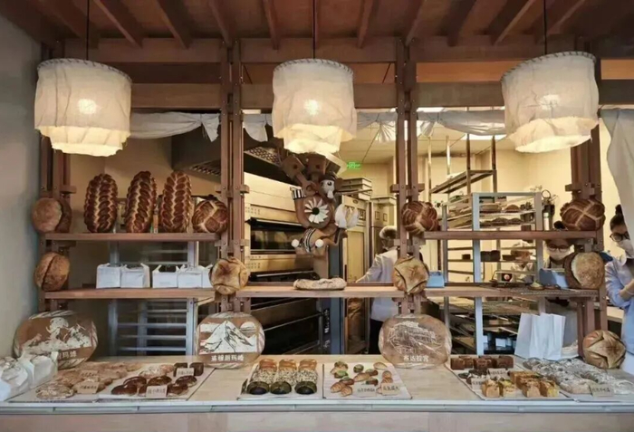 图为上海市面包烘焙店铺以西藏江孜青稞为原材料研发的青稞面包、青稞咖啡等。（资料图）