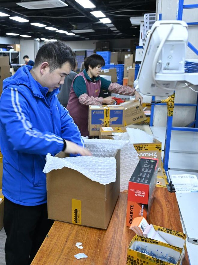 ▲中通快递员钟训辉揽收了成都市第30亿件快件红星新闻记者 陶轲 摄