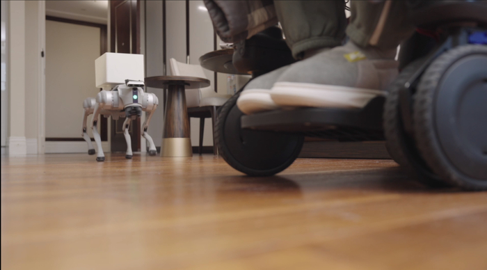 高位截瘫患者通过脑智卓越中心等单位研发的侵入式脑机接口系统意念控制机器狗