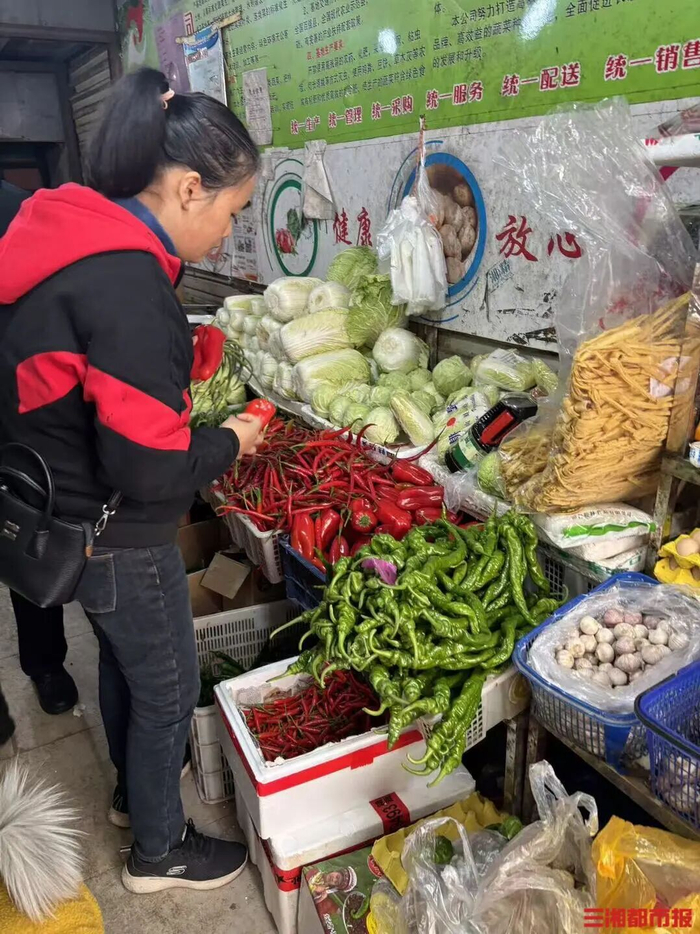 长沙一蔬菜店内，市民正在挑选辣椒。仝若楠 摄