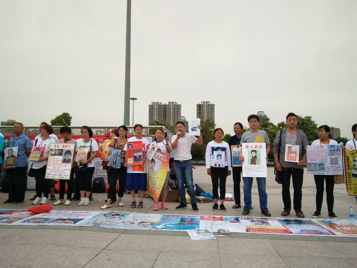 孙海洋与寻亲家长（受访者供图）