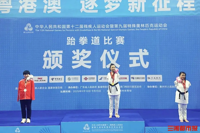 ​残特奥会上，宁夏（左）夺得跆拳道项目女子K41级别65公斤级银牌。（通讯员供图）