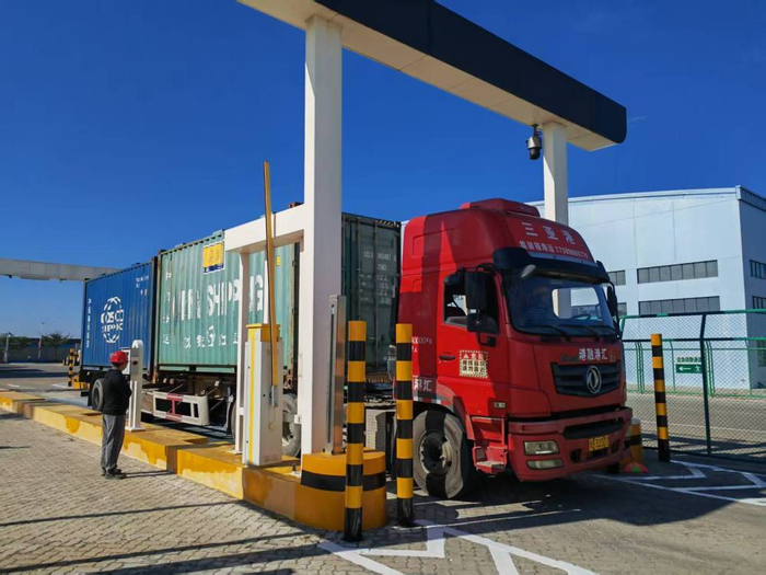 2025年12月18日，在三亚港“二线口岸”南山港区海关查验场，第一批出岛货物顺利通关。（图源新华社）