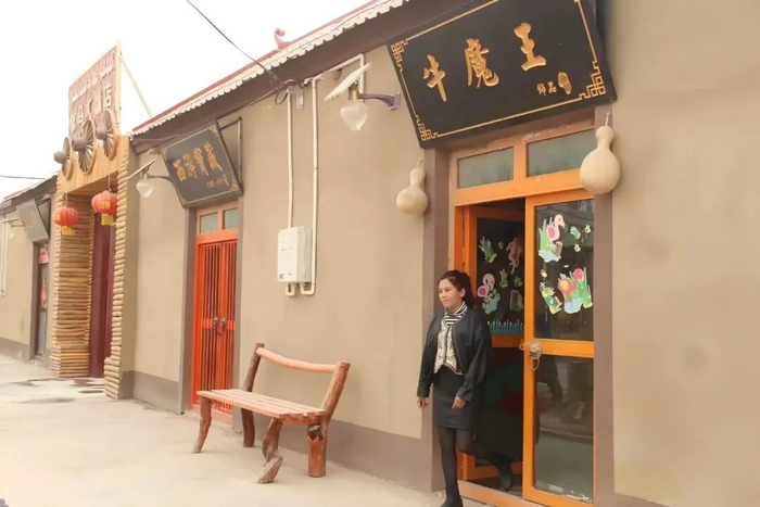 　　喀什地区伽师县英买里镇英买里村打造的“西游街”外景。帕合奴尔·吐逊 摄