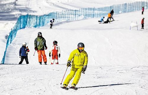     12月9日，滑雪爱好者在张家口市崇礼区云顶滑雪公园滑雪。 本报记者 耿 辉摄