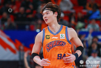 效率不错！王哲林半场5中4拿到10分4板1断