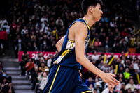 直播吧：徐昕赛后前往医院拍片 初步诊断为对抗时的硬伤