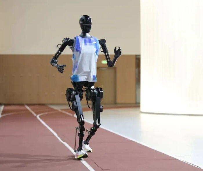 ▲具身天工机器人穿上跑鞋与运动服饰正在进行奔跑测试