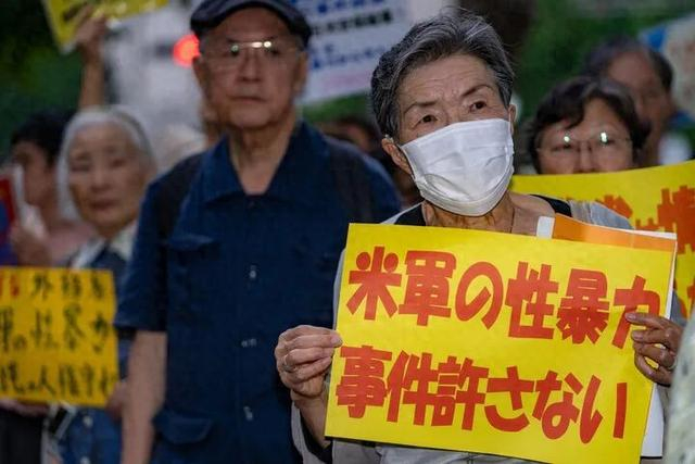 2024年7月2日，在日本东京，民众聚集在日本外务省外，抗议日本政府隐瞒冲绳美军性侵消息。新华社记者张笑宇摄