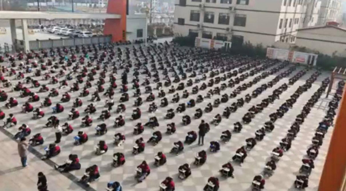 周口一高中数百名学生寒风中趴凳上答题？该校教师：时长仅15分钟的默写小测验，当日有太阳气温在15℃以上