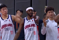 最后3秒广州对徐杰犯规 裁判未响哨！替补席众将摊手饶头疑惑不解