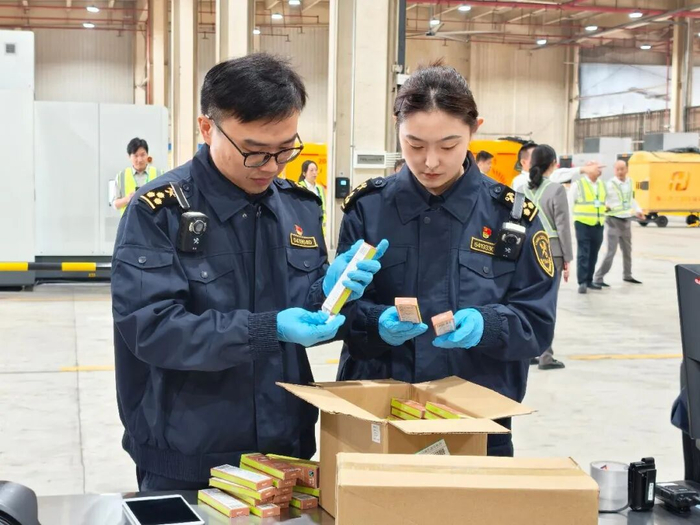 2025年12月18日，在海口美兰机场“二线口岸”，加工增值内销免关税货物接受海关监管。新华社记者 陈碧琪 摄