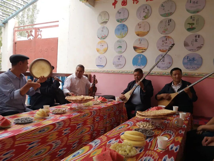 　　喀什地区伽师县英买里镇英买里村文化大院内，村民小乐队正在演出。钟欣 摄