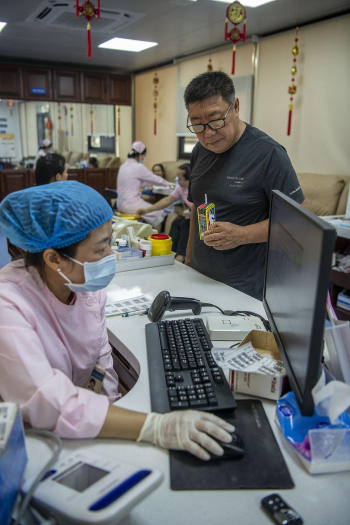 ▲海南琼海东风路献血点，护士为一位老人查阅献血资料&nbsp;资料图 图据视觉中国