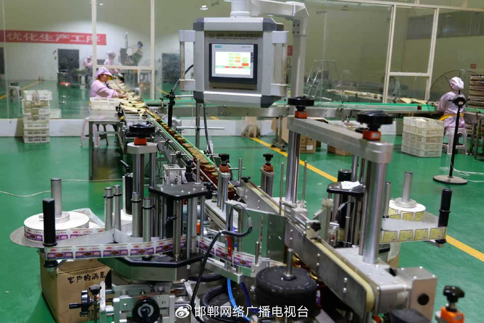 鸡泽县天下红辣椒有限公司瓶装自动传输生产线。郭俊杰摄