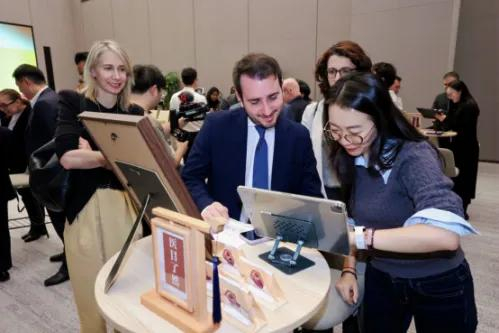 （图说：多位驻华使节在体验区围观“中医天书”）