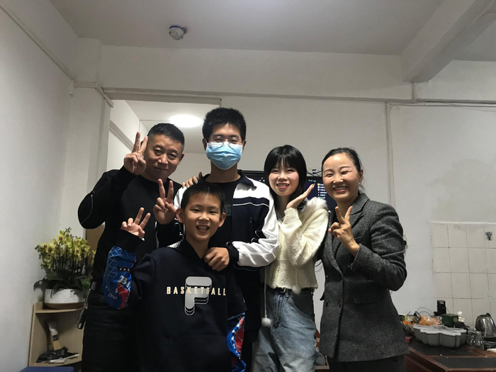 孙海洋一家于2022年合影（受访者供图）