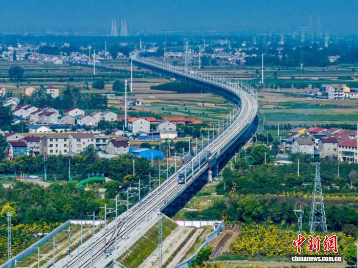 图为武宜高铁列车试验开跑。　李垚俊 摄