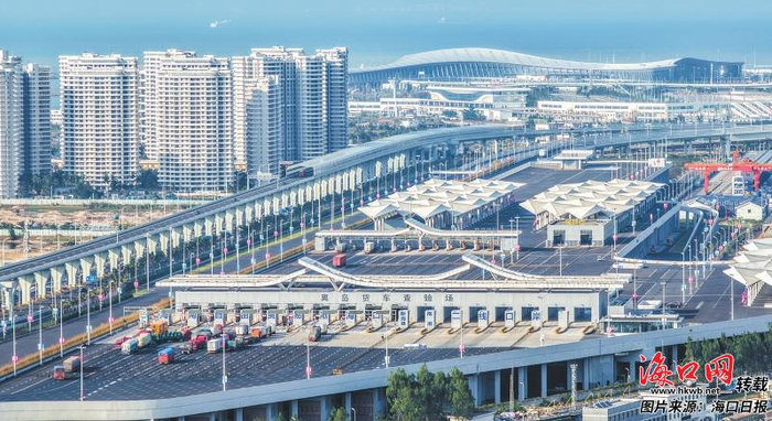 12月18日，从空中俯瞰海口新海港和南港“二线口岸”（货运）集中查验场。记者 康登淋 摄