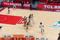 真就防不住！上海外援古德温连续三个回合冲筐上篮拿到分数