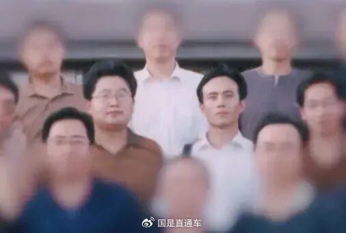 △图片中间位置的两位人物，左为刘一周，右为本文作者张河清。