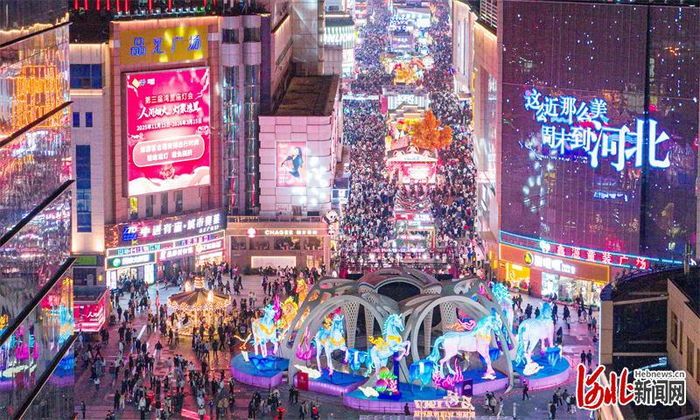 近日，游客在石家庄湾里庙步行街游玩。河北日报记者 史晟全摄