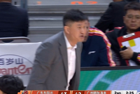 奎因和郭艾伦抢篮板出界&amp;裁判吹广州球权 杜锋怒气冲冲挑战成功