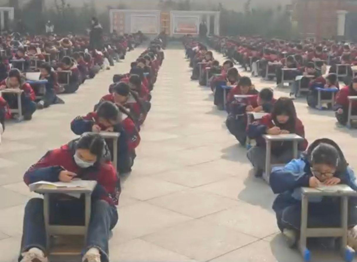 周口一高中数百名学生寒风中趴凳上答题？该校教师：时长仅15分钟的默写小测验，当日有太阳气温在15℃以上