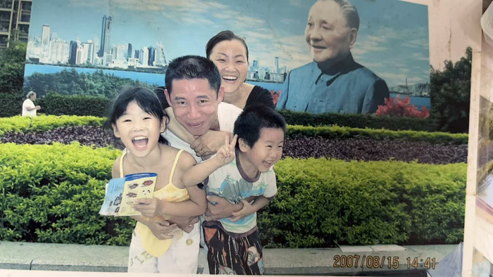 孙卓被拐两个月前的暑假，一家四口留影于深圳荔香公园（受访者供图）