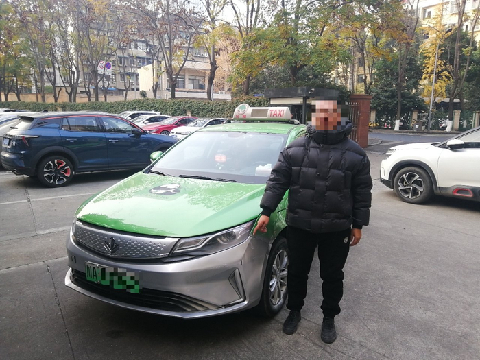 出租车司机吴某目前已被刑拘。成都交警供图